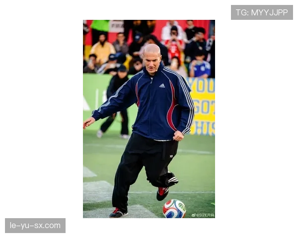 齐达内诠释中场组织艺术，战术革新引领足坛新潮流