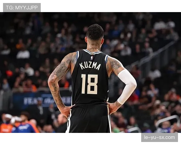 库兹马无球跑动提升空切效率 拉开湖人进攻空间